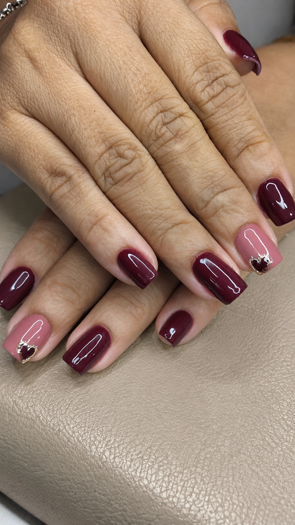 Unhas vinho e rosa com corações brilhantes