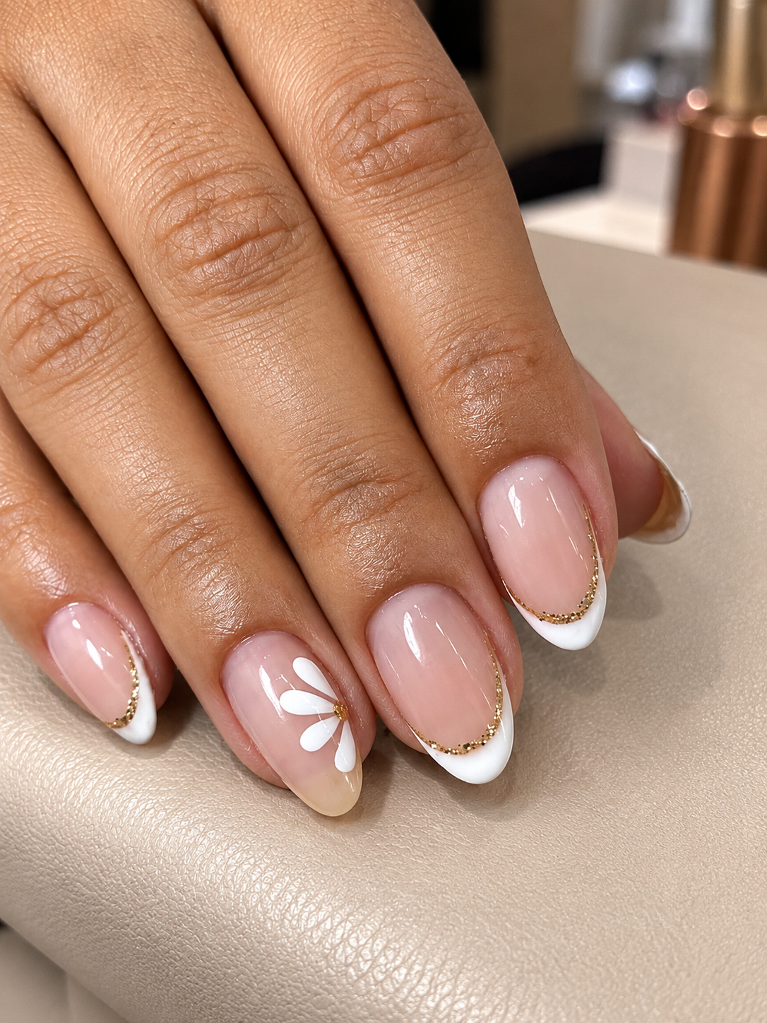 Manicure nude com flores e dourado